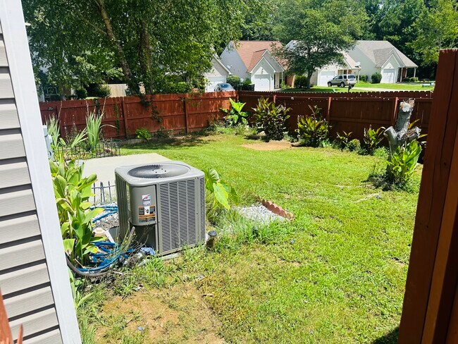 Building Photo - 338 Goldenrod Dr