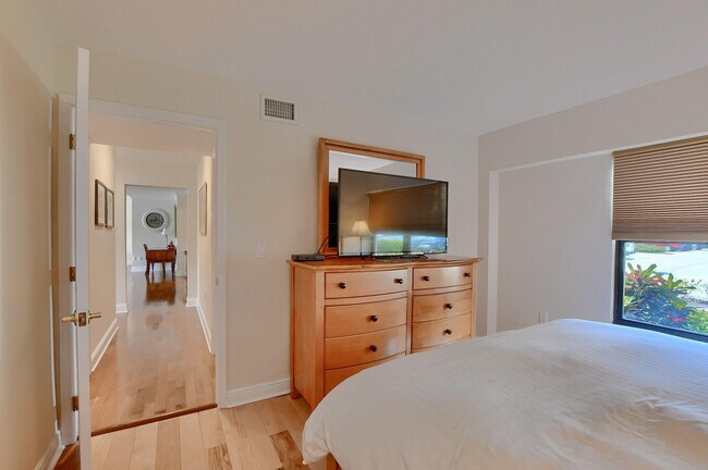 Building Photo - 6748 Willow Wood Dr