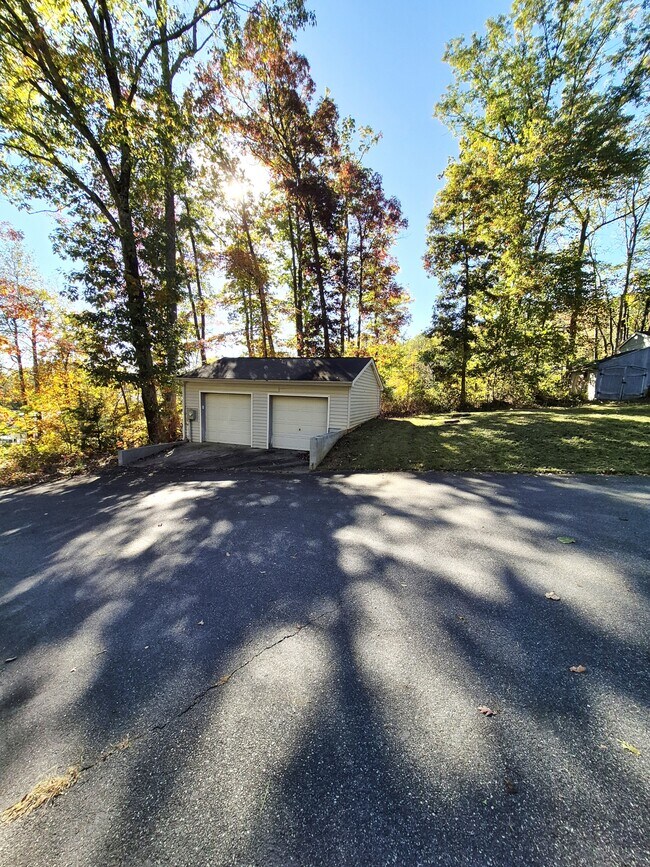 Building Photo - 976 Snow Mountain Rd