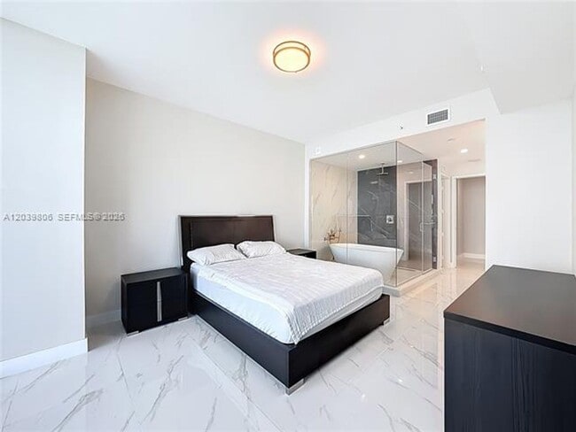 Building Photo - 700 NE 24th St