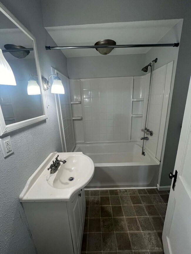 Building Photo - 214 Olive St