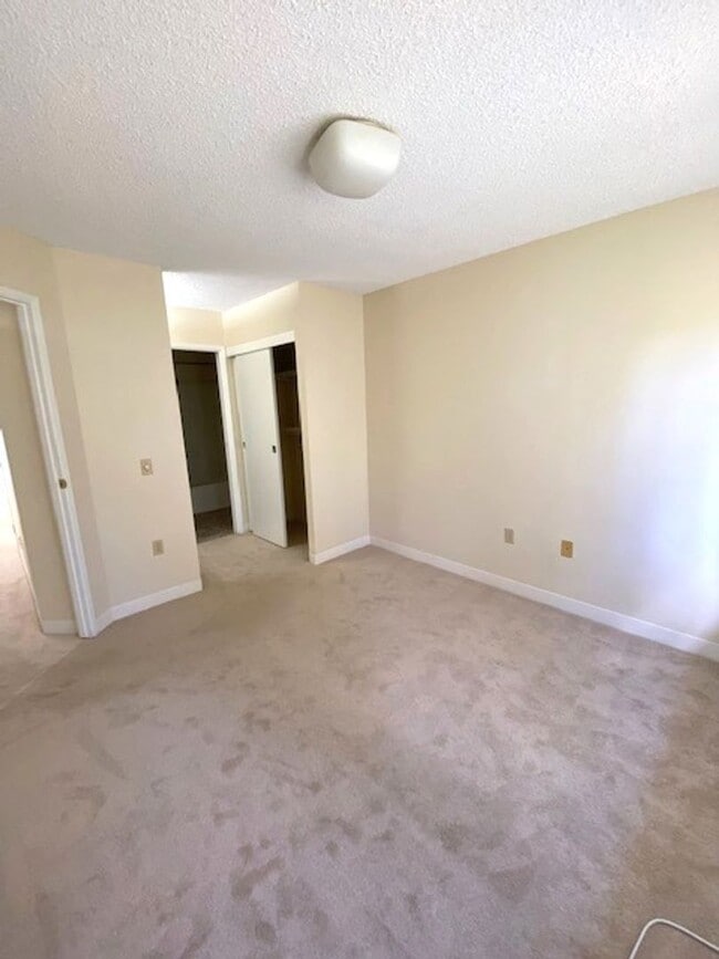 Building Photo - 2 Bedroom/ 2 Bath/ 2 pkg at Crescent Lane