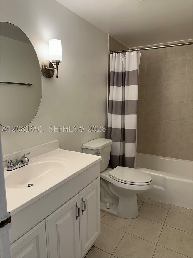 Building Photo - 10818 N Kendall Dr