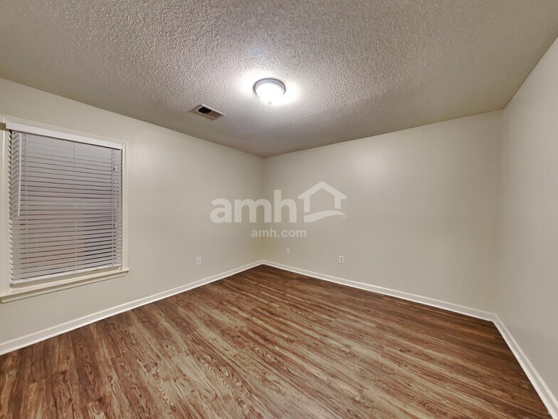 Building Photo - 2713 Country Glade Cv N