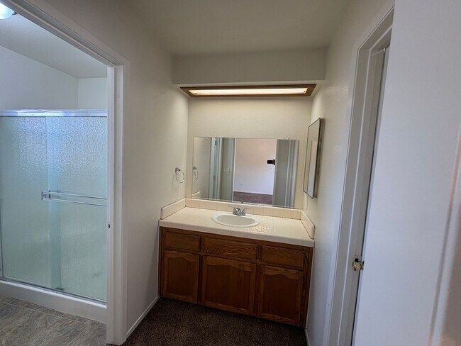 Building Photo - Cozy Home On Spacious Lot In Tulare Available Now!