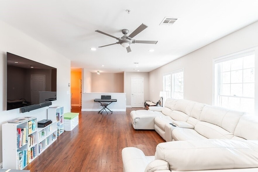 Building Photo - 467 Somerville Ave