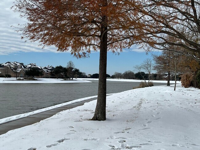 Building Photo - 4114 Fisher Lake Dr