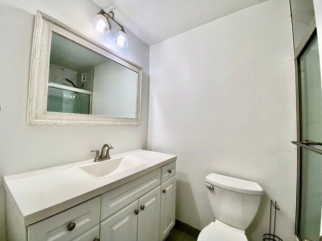 Building Photo - 6150 N Kenmore Ave