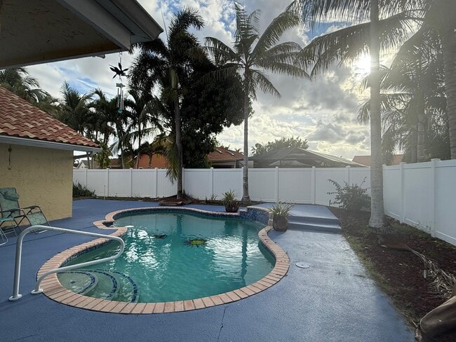 Building Photo - 9707 Sun Pointe Dr