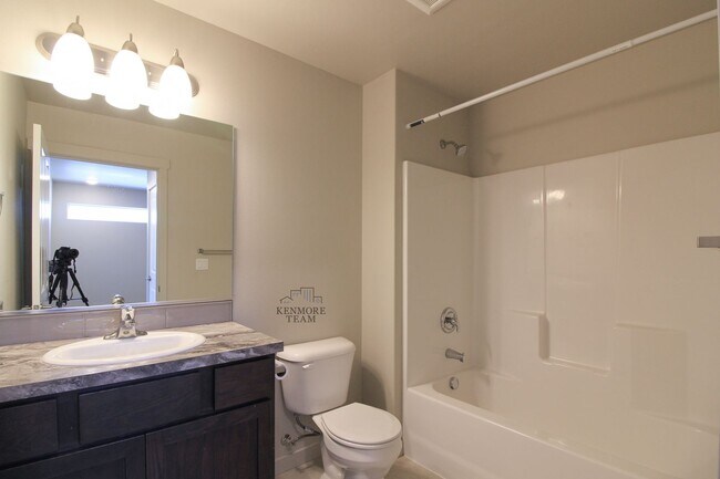 Building Photo - 3 Bedroom, 2 Bath Townhome in Kennewick