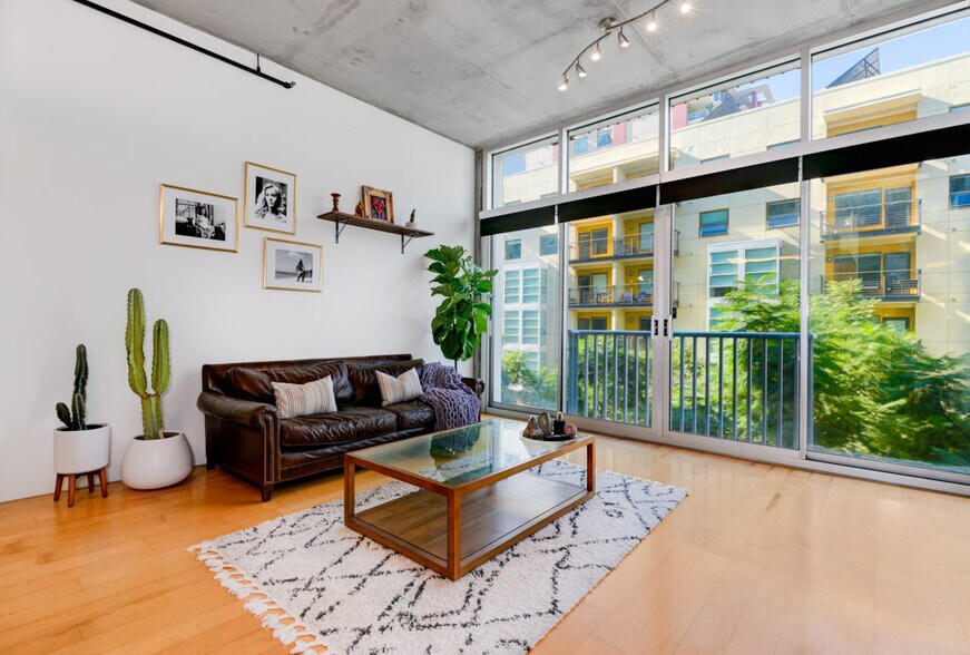 Building Photo - 1025 Island