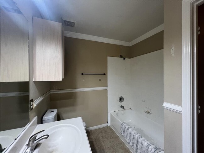 Building Photo - 7430 Village Lake Dr