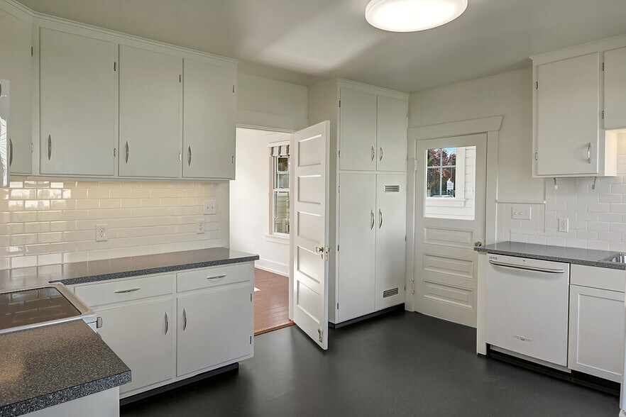 Kitchen with lots of counter space - 5403 Maynard Ave S