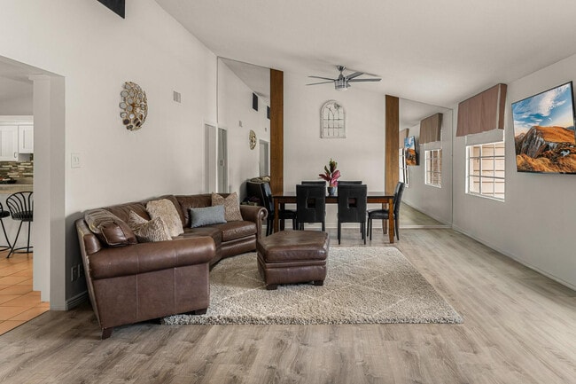 Building Photo - 5901 E Cactus Wren Rd