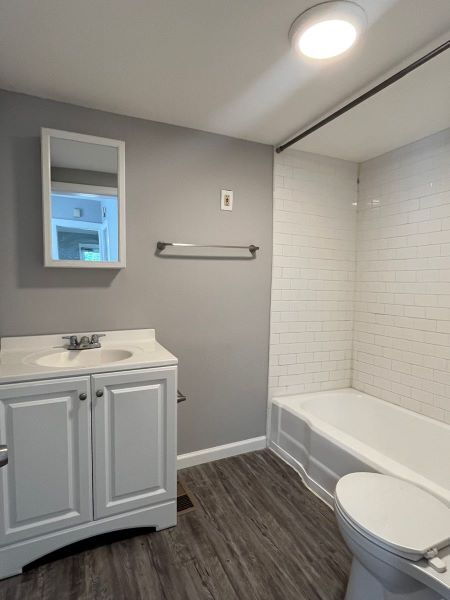 Building Photo - Charming 3 bed/2 bath, plus bonus, close to downtown and campus