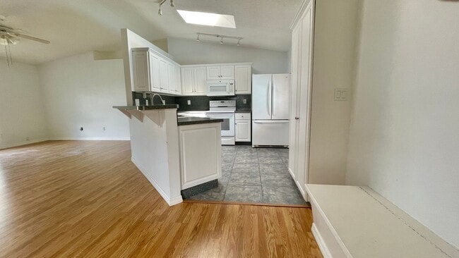 Building Photo - 3 BR , 2 Bath Annual Screened Pool Home Available