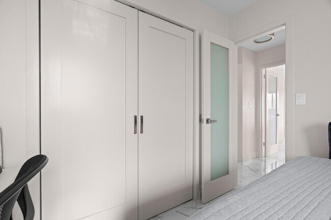 Building Photo - 2400 NE 9th St