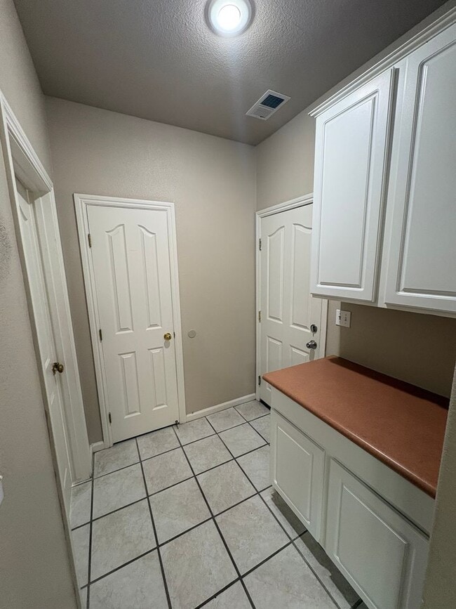 Building Photo - Spacious NW Visalia home Near Shopping Center Available Now!