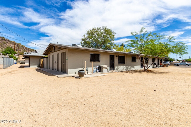 Building Photo - 1402 W Becker Ln