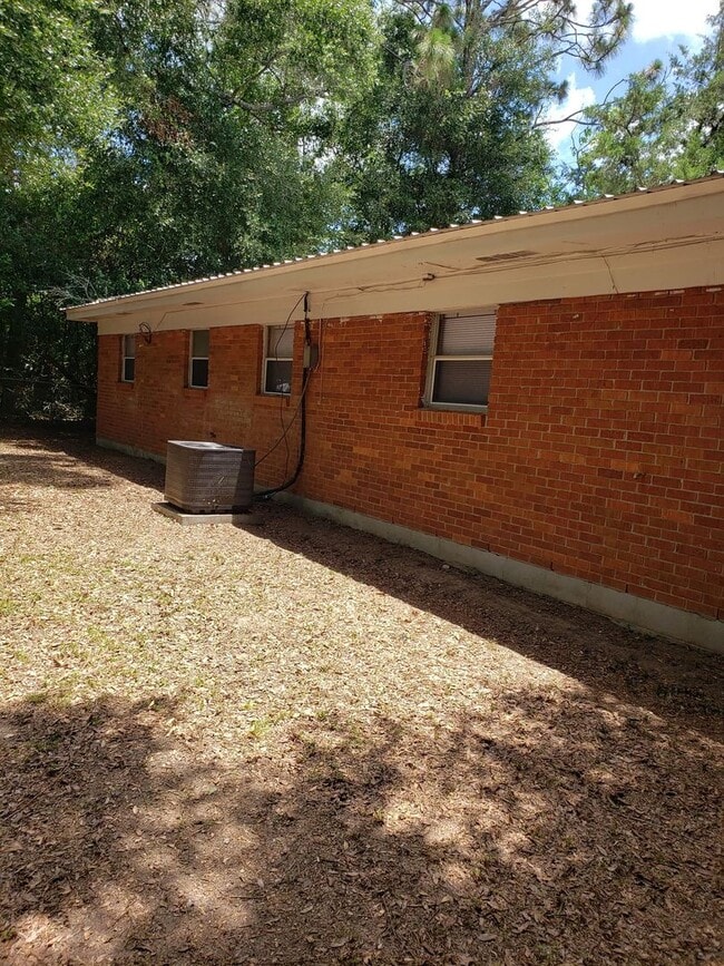 Building Photo - Cozy Home in North Milton