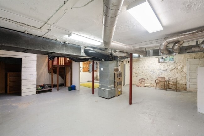 Building Photo - 18 Eaton Ct
