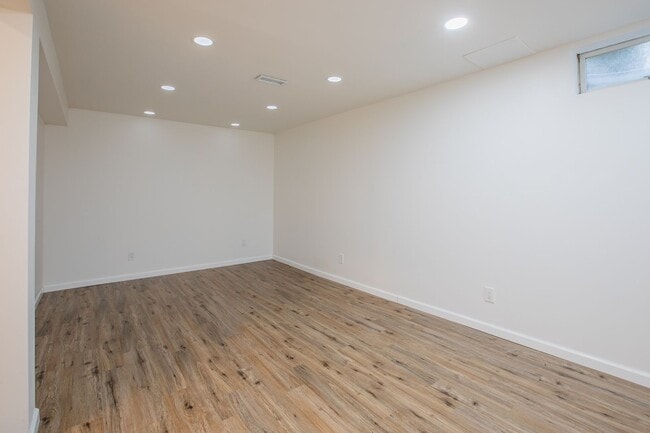 Building Photo - Stunning 3 BR/3 BA EOG Townhome in Columbia!