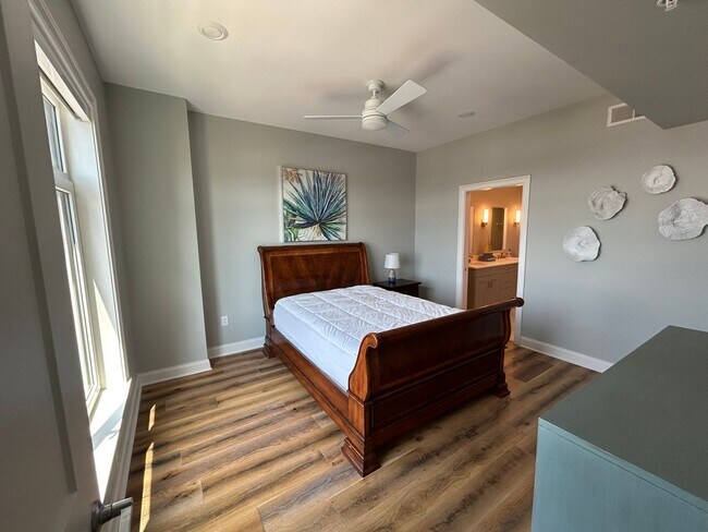 Building Photo - Two bedroom end unit condo with stunning d...