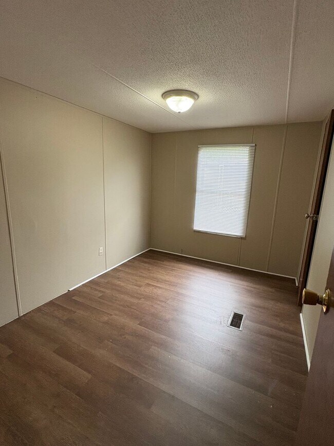 Building Photo - Spacious 3 Bedroom In Yorktowne