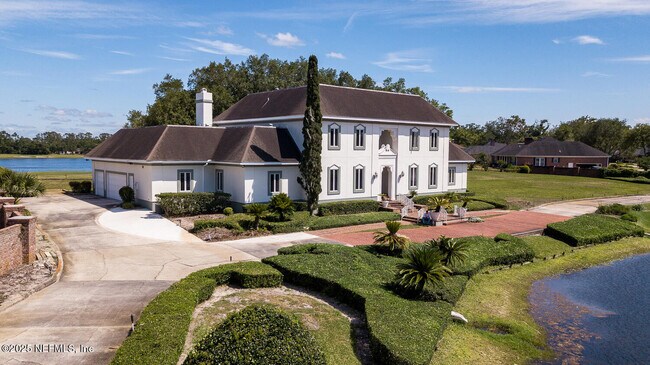 Building Photo - 7987 Hollyridge Rd