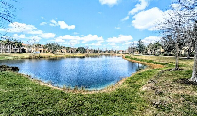 Building Photo - Seasonal/short term/annual  3/3 spacious townhouse with water view off University PKWY