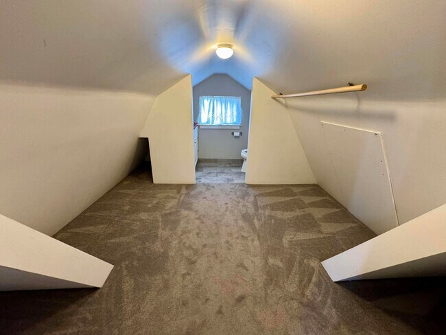 Building Photo - 503 S Pine St