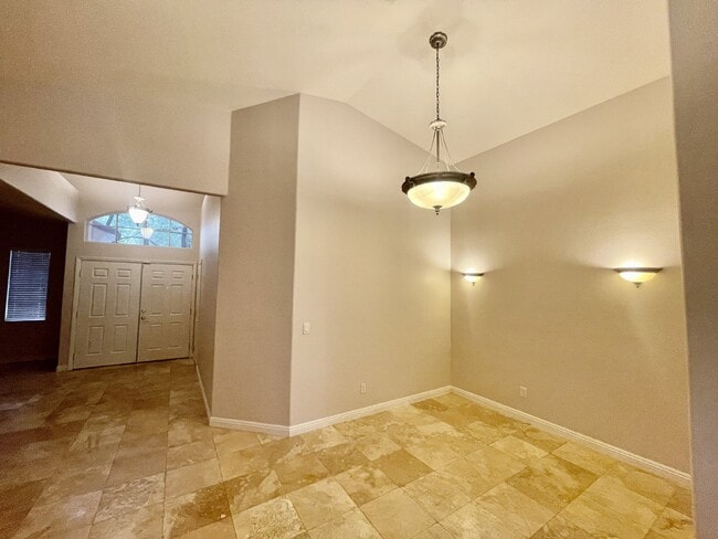 Building Photo - Stunning 3 bedroom 3 bath with dual primar...