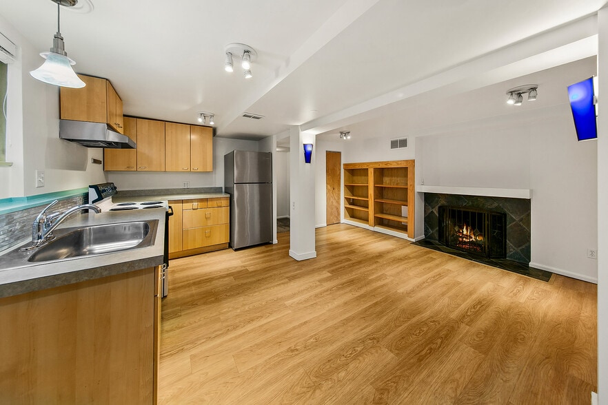 Building Photo - 2655 8th Ave W