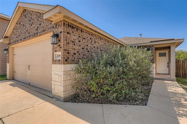 Building Photo - 208 Isabel Ln