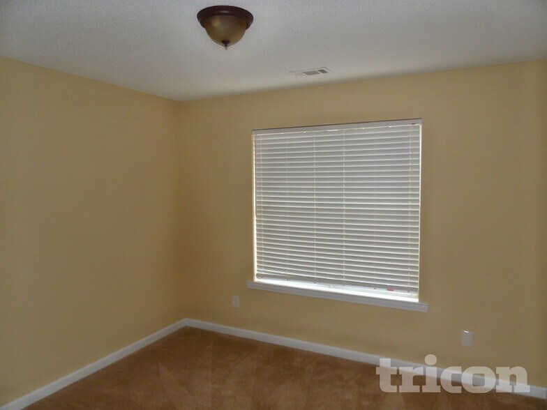 Building Photo - 214 Amber Trce