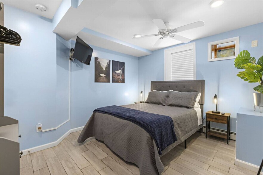 Building Photo - 137 W 15th St