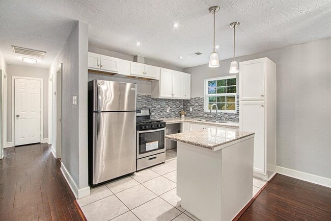 Building Photo - 9414 Rosehaven Dr
