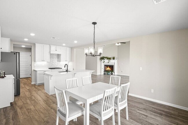 Building Photo - Like new, Move in Ready.