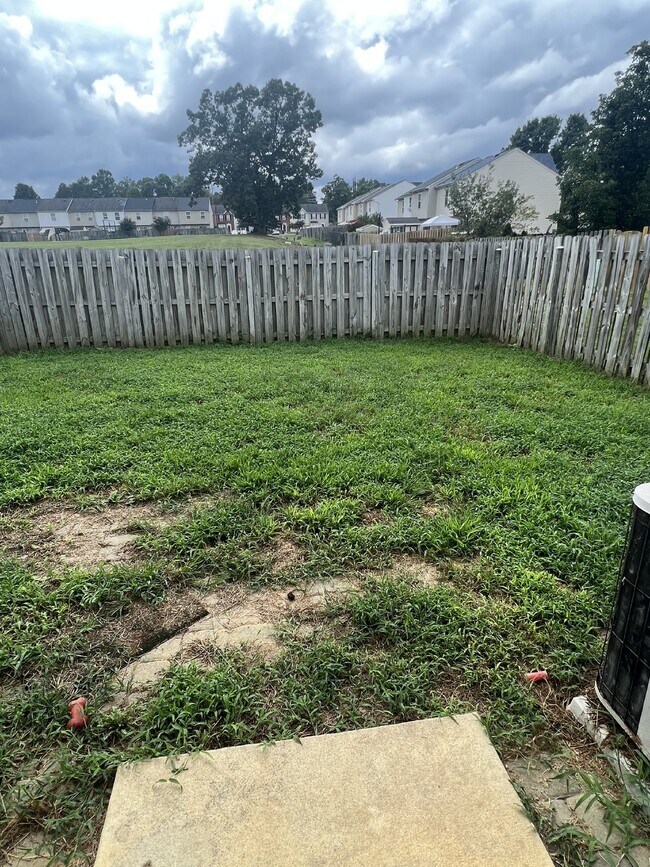 Building Photo - Spacious End Unit Townhome - 3 Bedrooms & ...