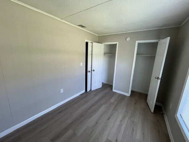 Building Photo - 2830 Village Green Dr