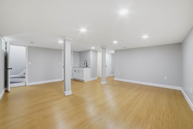 Building Photo - 44 Topsfield Cir