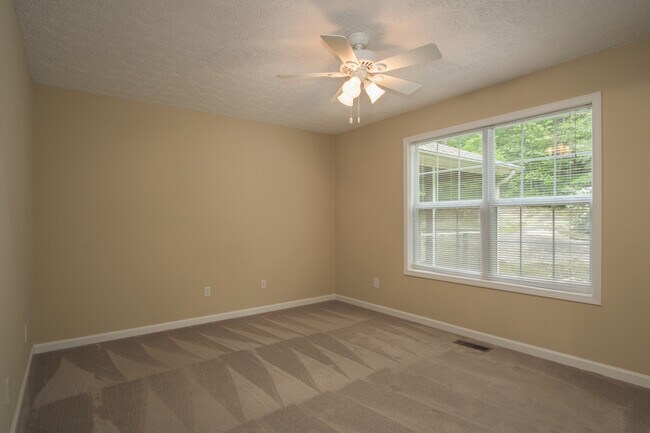Building Photo - 34 Sugar Creek Dr