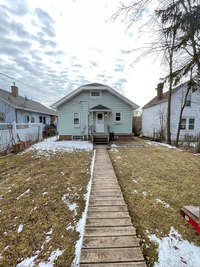 Building Photo - AVAILABLE JULY - 3 BEDROOM/1.5 BATHROOM HOME