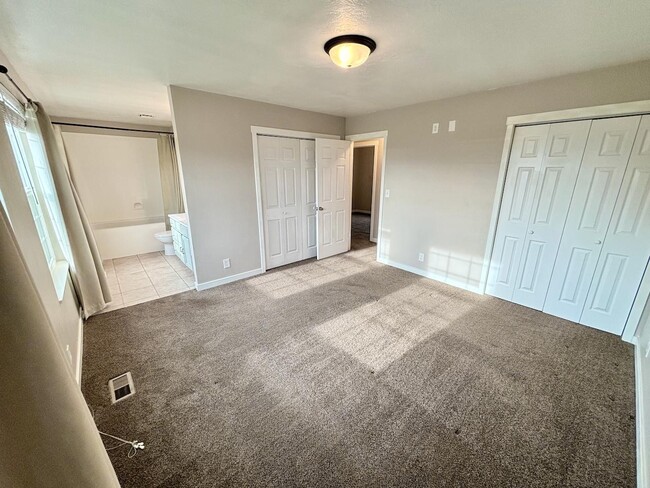 Building Photo - 1652 400 E