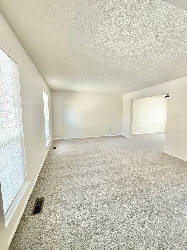 Building Photo - Beautiful Home on Picket for Rent!