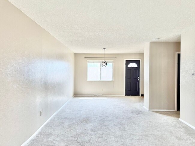 Building Photo - 954 S Miller St