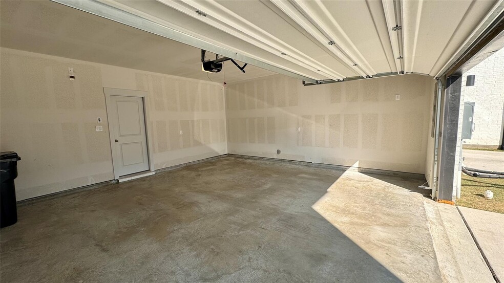 2 Car Garage - 1426 Birds Fort Trl