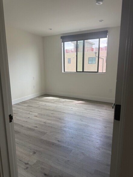 Building Photo - 5923 Laurel Canyon Blvd