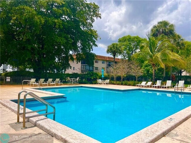 Building Photo - 5155 E Sabal Palm Blvd