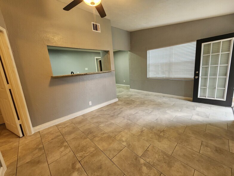 Building Photo - 418 E 1st St